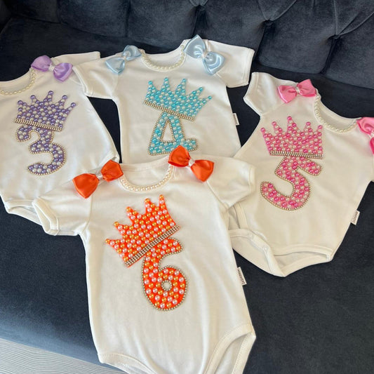 Speziell besticktes Monats-Baby-Body-Set